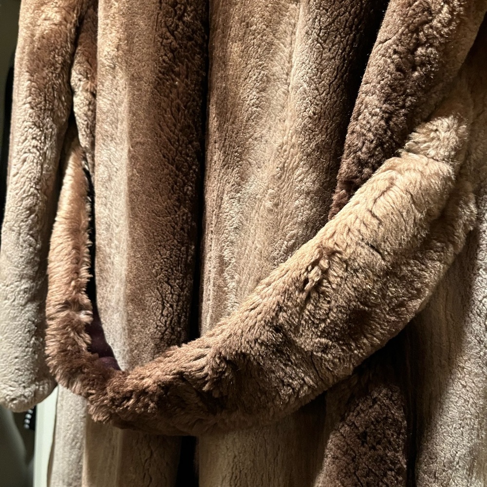 Authentic vintage fur coat- wears like a small, no size tag… GORGEOUS - Picture 7 of 7